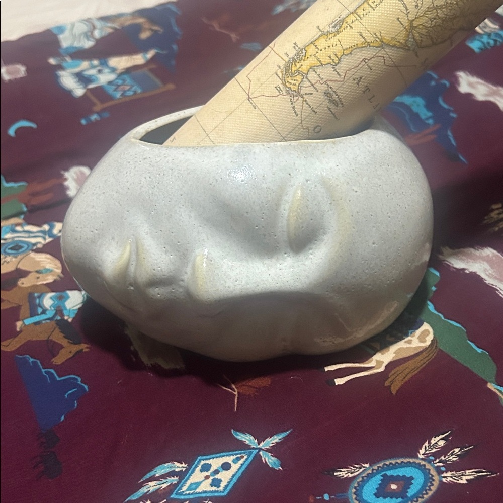 Ceramic Face Sculpture in White planter - Picture 3 of 10